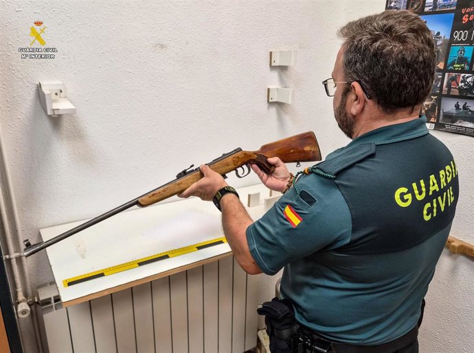 La Guardia Civil de Albacete recupera un rifle robado y detiene a dos menores por los delitos de tenencia ilícita de armas y robo con fuerza en las cosas.