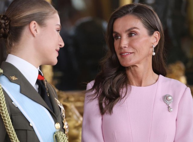 El broche diamantes y perlas que la Reina Letizia utilizó el Día de la Hispanidad para elevar su vestido