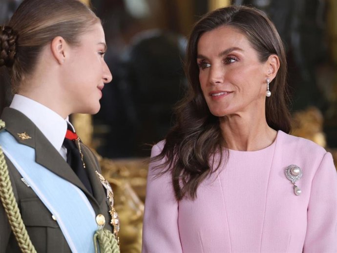 El broche diamantes y perlas que la Reina Letizia utilizó el Día de la Hispanidad para elevar su vestido