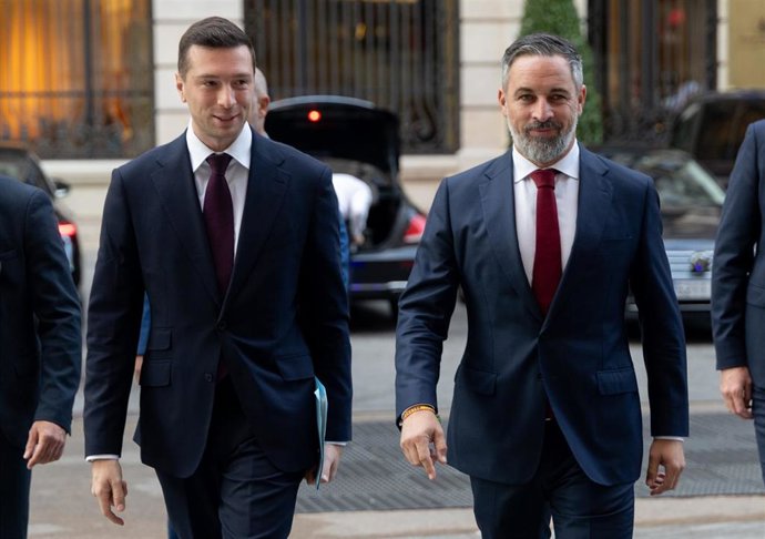 El presidente de Agrupación Nacional (Rassemblement National) y del Grupo de los Patriotas por Europa en el Parlamento Europeo, Jordan Bardella, presentado por el presidente de Vox y de Patriotas, Santiago Abascal, durante un desayuno informativo de Nueva