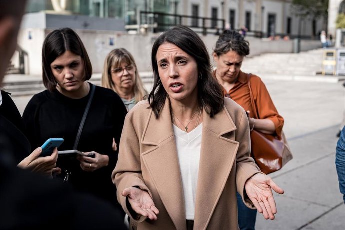 La secretaria general de Podemos, Irene Montero, atiende a los medios de comunicación, en la Plaza del Museo Nacional Reina Sofía, a 5 de octubre de 2026, en Madrid (España). Montero ha reaccionado al anuncio de Sánchez de adelantar las elecciones general