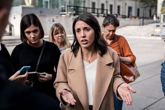 A secretária-geral do Podemos, Irene Montero, fala com a imprensa na Praça do Museu Nacional Reina Sofía, em 5 de outubro de 2026, em Madri (Espanha). Montero reagiu ao anúncio de Sánchez de antecipar as eleições gerais
