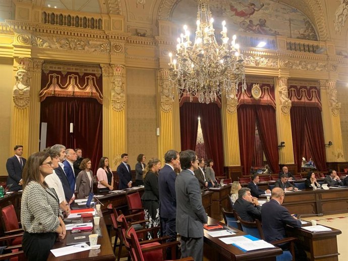 El Parlament rechaza guardar un minuto de silencio por Maricarmen y el PSIB aprovecha una pregunta para hacerlo