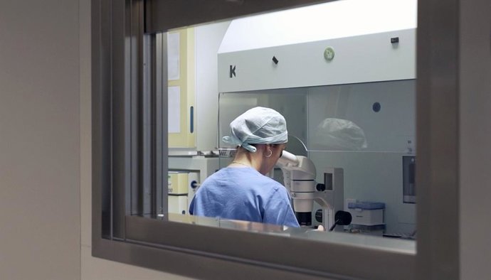 Investigadora trabajando en el laboratorio.