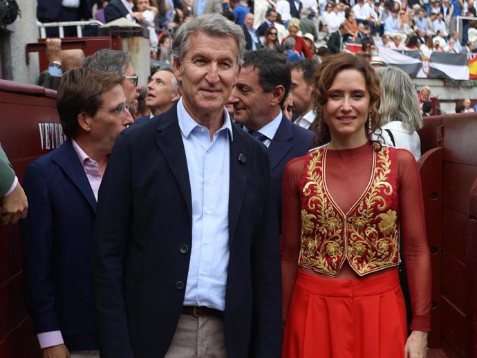 Martínez-Almeida, Núñez Feijóo e Isabel D. Ayuso, en la plaza de toros de Las Ventas este lunes 12 de octubre