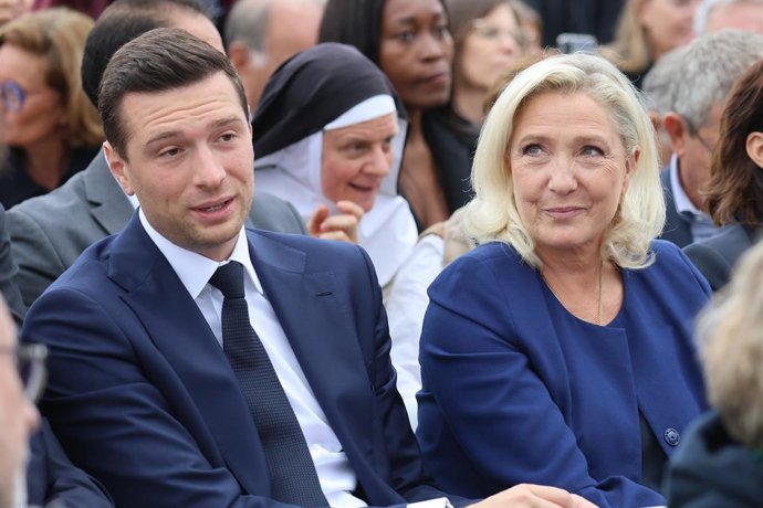 O presidente da Agrupação Nacional da França, Jordan Bardella, ao lado da líder do partido, Marine Le Pen.