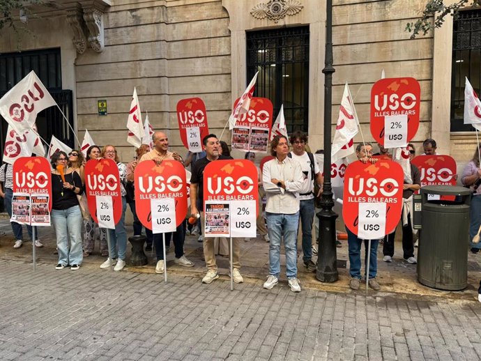 Decenas de docentes se concentran frente al Parlament para reclamar la devolución salarial del 2% de 2020