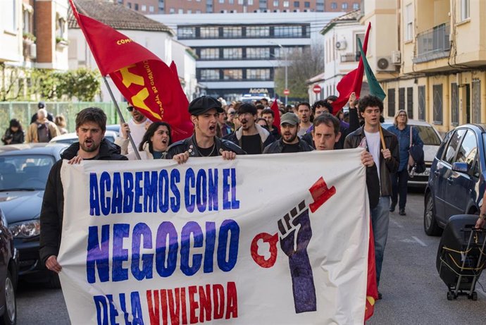 Archivo - Decenas de personas durante una manifestación por la vivienda, frente al Centro Ágora, a 5 de abril de 2025, en Albacete, Castilla-La Mancha (España). 