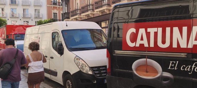 Camiones de reparto en la zona de carga y descarga de Entrecárceles