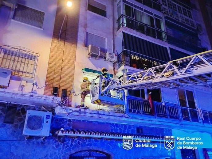 Bombeos actúan en un incendio en Málaga capital.