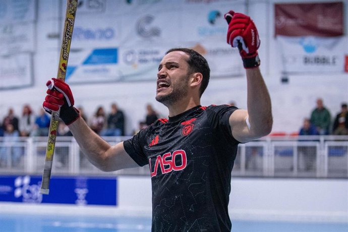 Archivo - El internacional español de hockey sobre patines Pau Bargalló disputando un partido con su actual club, el SL Benfica. 