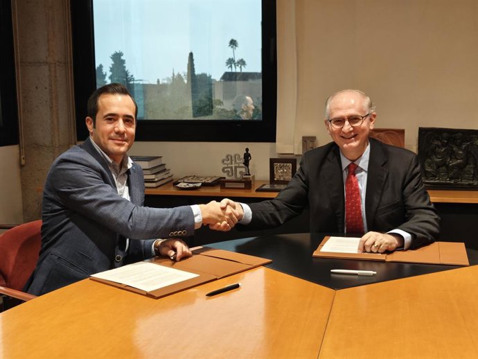 A la izquierda secretario general de Cecot, Oriol Alba Sendra, y a la derecha el rector de la UIC, Alfonso Méndiz
