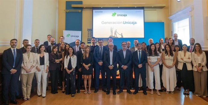 Imagen de grupo con el director general de Personas, Organización y Legal de Unicaja, Juan Medina; el CEO de la entidad, Isidro Rubiales, y el director general de Estrategia y Gabinete del Consejero Delegado, Manuel Guerrero.