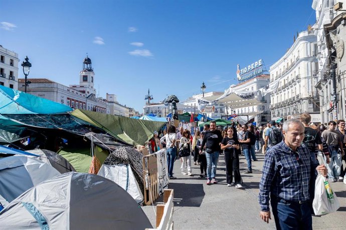 Varias personas en la Puerta del Sol