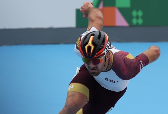 El velocista Chevi Guzmán disputando la prueba de 500 metros sprint en los Juegos Mundiales de Patinaje de Asunción