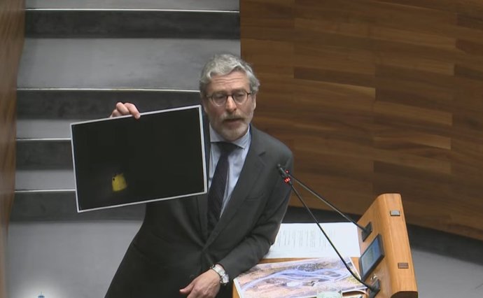 El diputado de Vox, Javier Jové, en la Junta general muestra una imagen de Pajares sin iluminación.