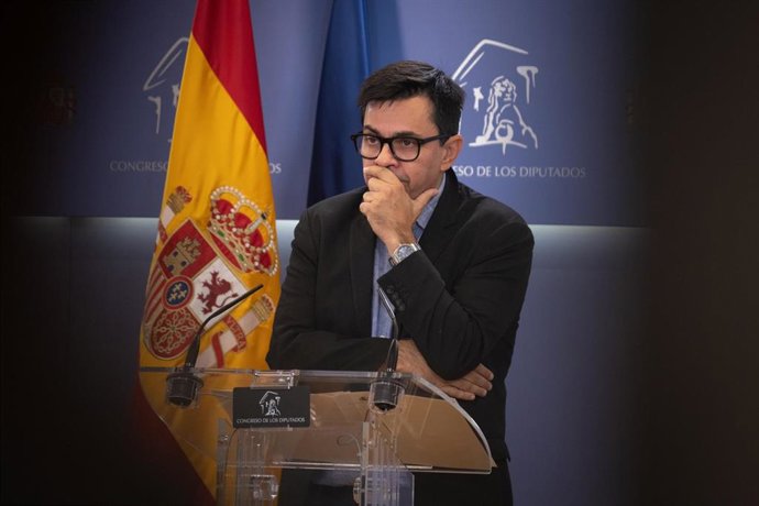 El diputado de Sumar Gerardo Pisarello durante una rueda de prensa.