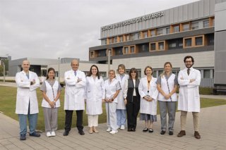 El doctor Luis Chiva, director del Departamento de Ginecología de la Clínica Universidad de Navarra, con especialistas multidisciplinares, enfermeras, auxiliares y administrativas del equipo de la Unidad de Fertilidad.