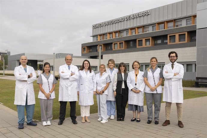 El doctor Luis Chiva, director del Departamento de Ginecología de la Clínica Universidad de Navarra, con especialistas multidisciplinares, enfermeras, auxiliares y administrativas del equipo de la Unidad de Fertilidad.