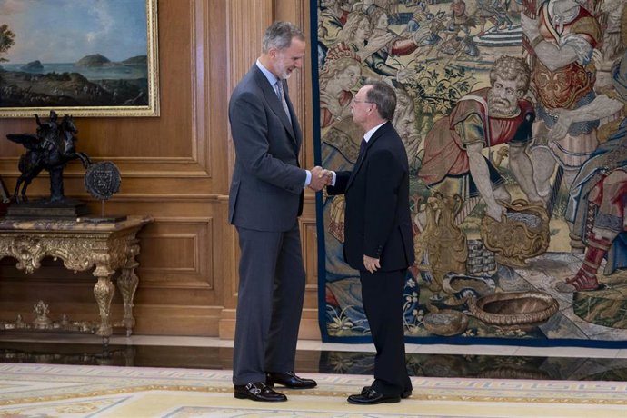 Archivo - El Rey Felipe VI recibe en audiencia al Presidente de la Ciudad Autónoma de Ceuta, Juan Jesús Vivas Lara, en el Palacio de la Zarzuela, en una imagen de archivo