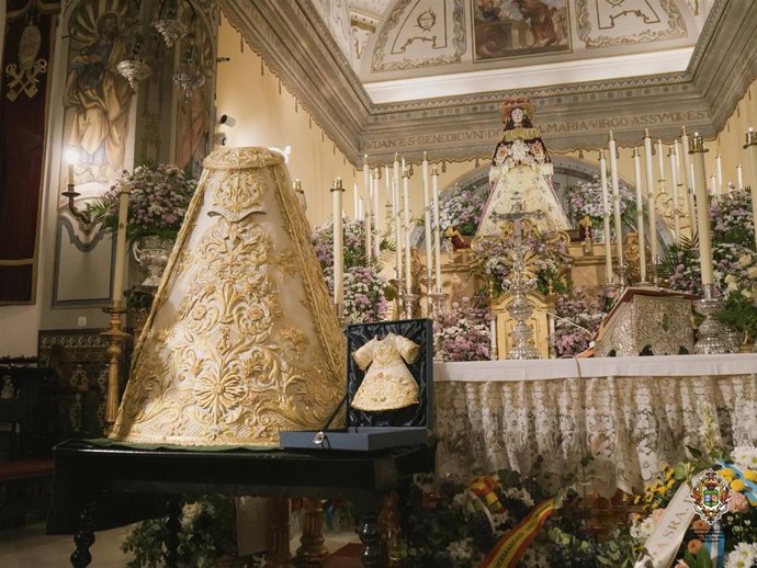 Nuevo traje donado por rociertos para la Virgen del Rocío.
