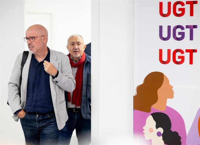 El secretario general de UGT, Pepe Álvarez (d), y el secretario general de CCOO, Unai Sordo (i), durante una rueda de prensa, en la sede de UGT, a 13 de octubre de 2026, en Madrid (España). Álvarez y Sordo han dado todos los detalles sobre la convocatoria