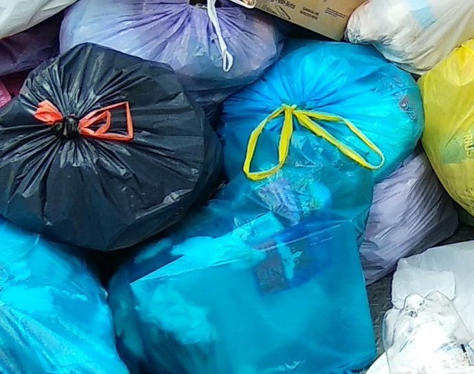 Archivo - La sanción por dejar la basura fuera de los contenedores puede llegar a los 500 euros