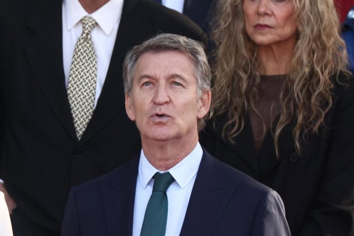 El presidente del PP, Alberto Núñez Feijóo, durante el acto solemne de homenaje a la bandera nacional y desfile militar por el 12 de octubre, Día de la Hispanidad, en la Plaza de Cánovas del Castillo, a 12 de octubre de 2026, en Madrid (España). 