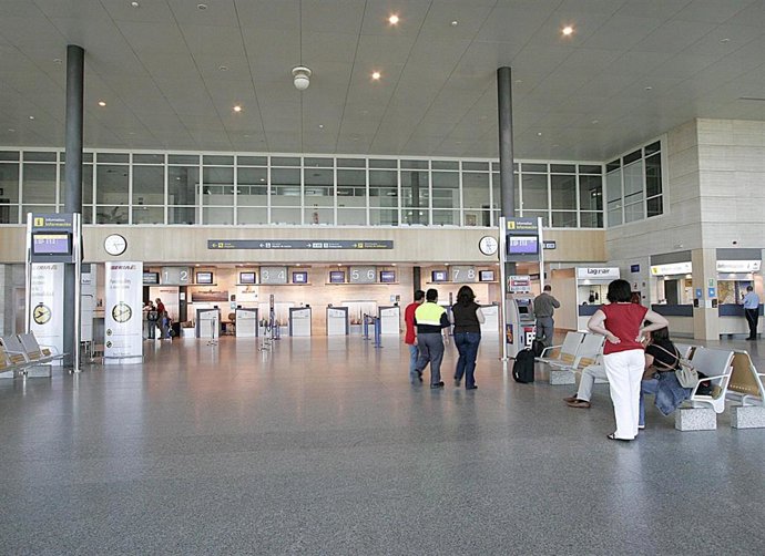 Archivo - Vista del interior del aeropuerto de Valladolid
