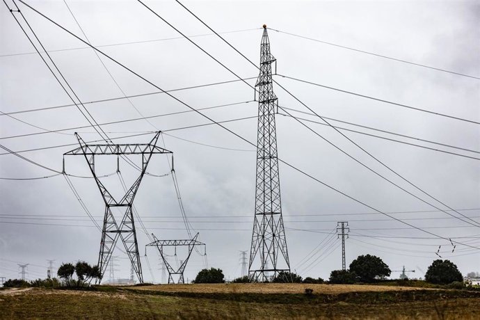 Archivo - Varios tendidos eléctricos, a 6 de febrero de 2026.