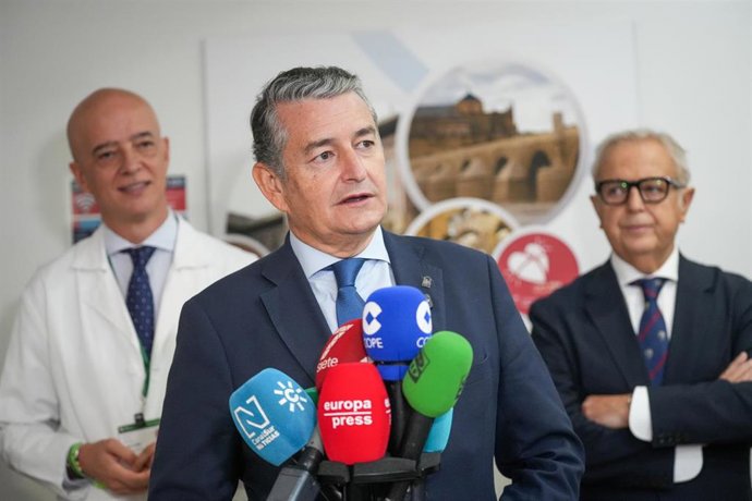 Antonio Sanz atiende a los medios de comunicación en Córdoba.