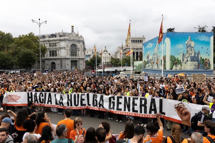 Numerosas personas sostienen una pancarta con el lema 'Hacia la huelga general' durante la manifestación para exigir una reducción del precio de los alquileres de la vivienda, a 3 de octubre de 2026, en Madrid (España).
