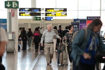 Archivo - Viajeros en la T1 del Aeropuerto de Barcelona