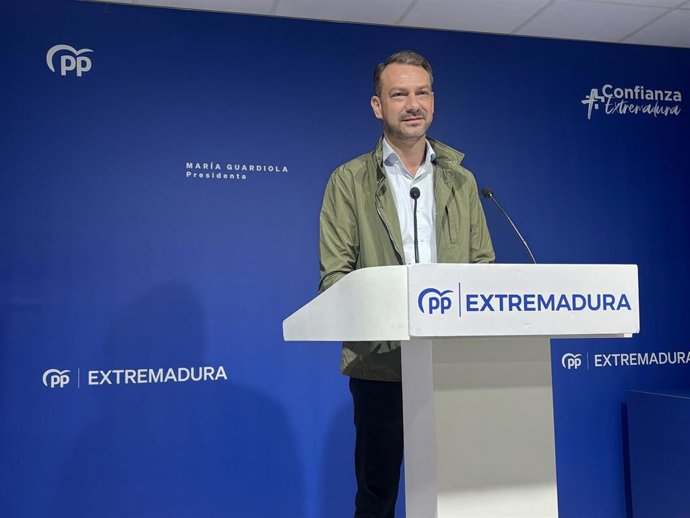 El portavoz del PP de Extremadura, Luis Miguel Núñez, en rueda de prensa