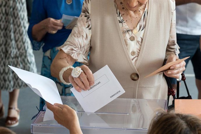 Archivo - Una persona ejerce su derecho a voto durante las elecciones generales.