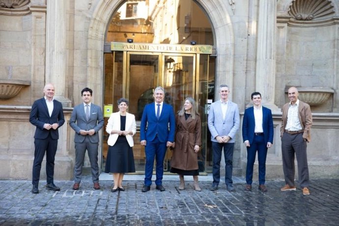 El consejero de Cultura, Turismo, Deporte y Juventud, José Luis Pérez Pastor, comparece en el Parlamento de La Rioja, acompañado de su equipo, para presentar el proyecto de Presupuestos de su departamento para 2027