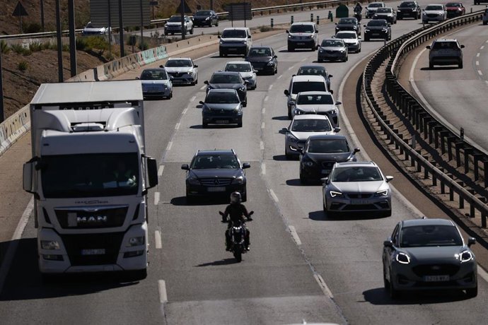 Vehículos circulan por la carretera A1, a 9 de octubre de 2026, en Madrid (España). 