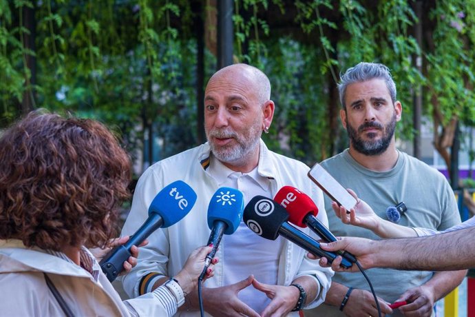 El portavoz adjunto de Por Andalucía, Ernesto Alba, en una atención a los medios.