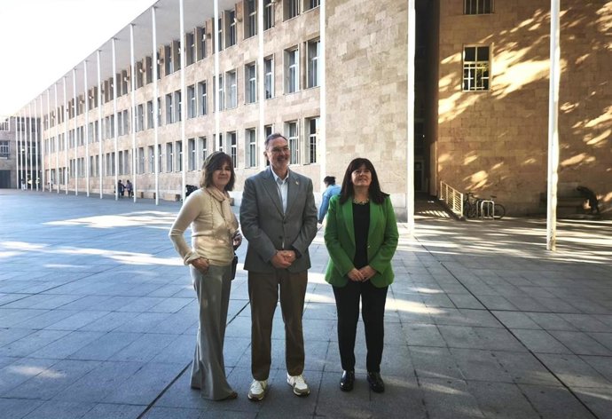 Beltrán, a la derecha, con Antoñanzas y Monste Bañares, vicepresidenta regionalista