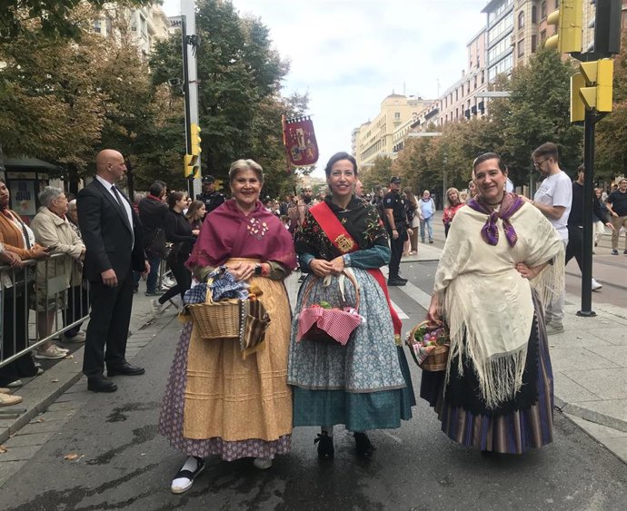 La alcaldesa de Zaragloza, Natalia Chueca (Centro), la consejera municipal de Cultura, Sara Fernández (dcha) y la presidenta de la Federación de Casas Regionales y Provinciales en Aragón (Lola Sebastián) en la ofrenda de frutos de las fiestas del Pilar