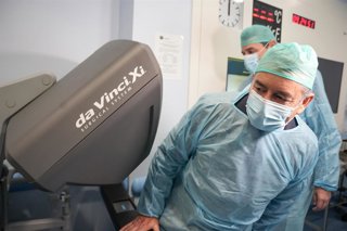 Antonio Sanz observa uno de los sistemas de cirugía robótica Da Vinci con los que cuenta el Hospital Reina Sofía de Córdoba.