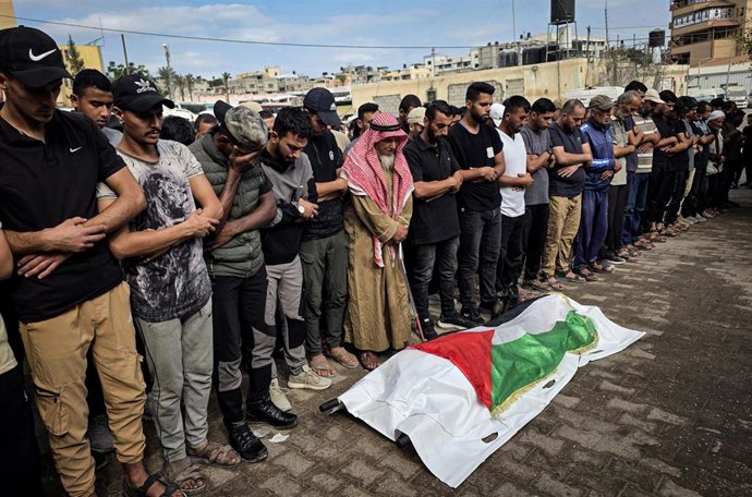 Palestinos durante el funeral de un muerto por un ataque de Israel contra una tienda destinada a la carga de teléfonos móviles cerca de Jan Yunis, en el sur de la Franja de Gaza (archivo)