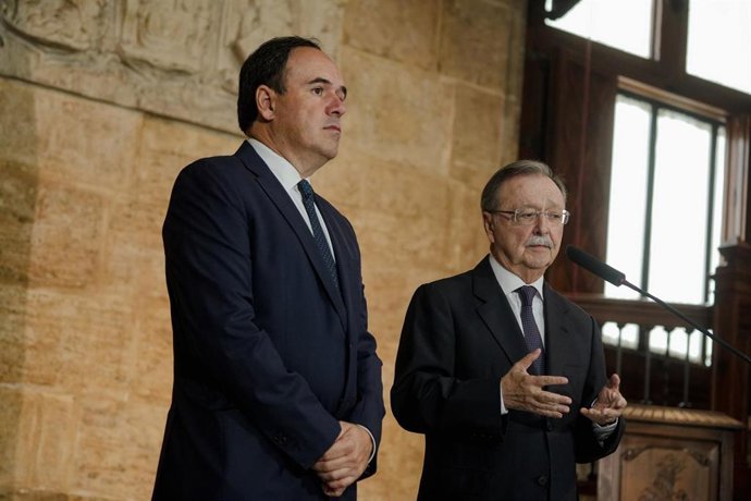 El presidente de la Generalitat Valenciana, Juanfran Pérez Llorca, y el presidente de Ceuta, Juan Jesús Vivas, en imagen de archivo. 
