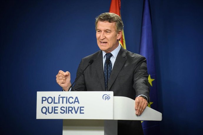 Archivo - El presidente del Partido Popular, Alberto Núñez Feijóo, durante una rueda de prensa, en la sede del PP en Génova, a 12 de junio de 2025, en Madrid (España). Archivo. 