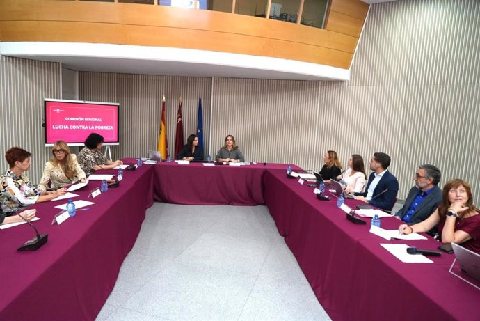 La consejera de Política Social, Familias e Igualdad, Conchita Ruiz, en la Comisión Regional de Lucha contra la Pobreza.