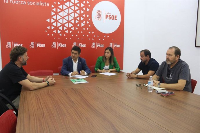 El parlamentario Francisco Reyes (c), en la reunión sobre el dispositivo del Infoca.