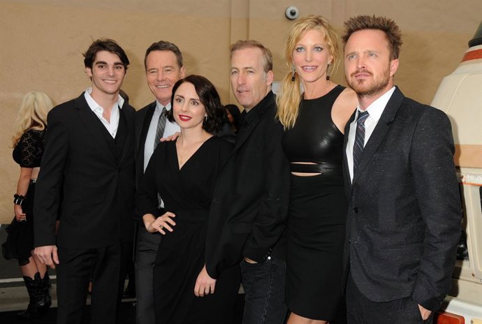 Bryan Cranston y otras estrellas de Breaking Bad dicen adiós a R.J. Mitte: "Te echaré de menos, hijo"