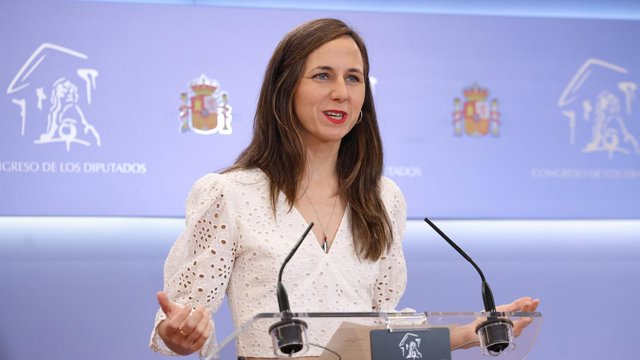 La portavoz de Podemos en el Congreso, Ione Belarra, durante una rueda de prensa, en el Congreso de los Diputados, a 13 de octubre de 2026, en Madrid (España).