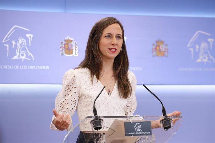 La portavoz de Podemos en el Congreso, Ione Belarra, durante una rueda de prensa, en el Congreso de los Diputados, a 13 de octubre de 2026, en Madrid (España).