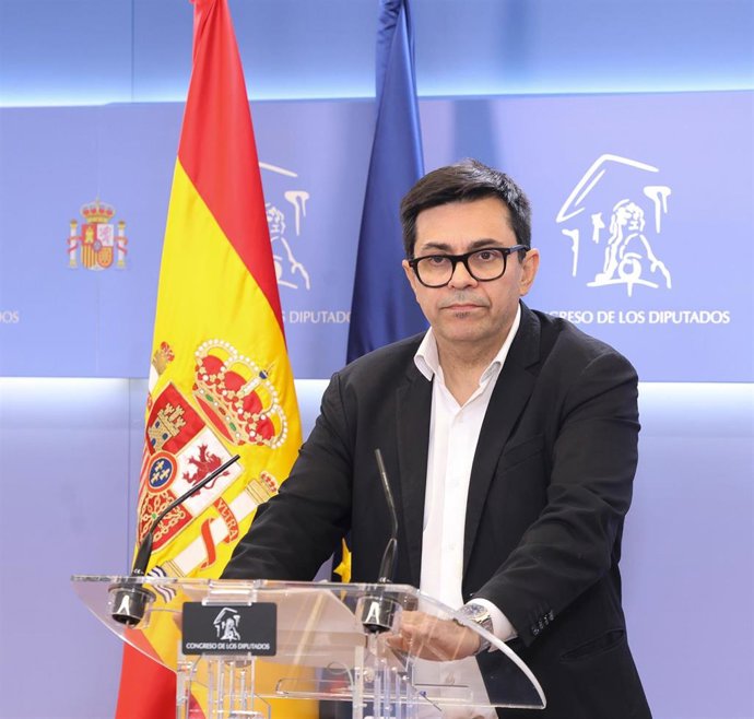 El diputado de Sumar, Gerardo Pisarello, durante una rueda de prensa, en el Congreso de los Diputados, a 13 de octubre de 2026, en Madrid (España).